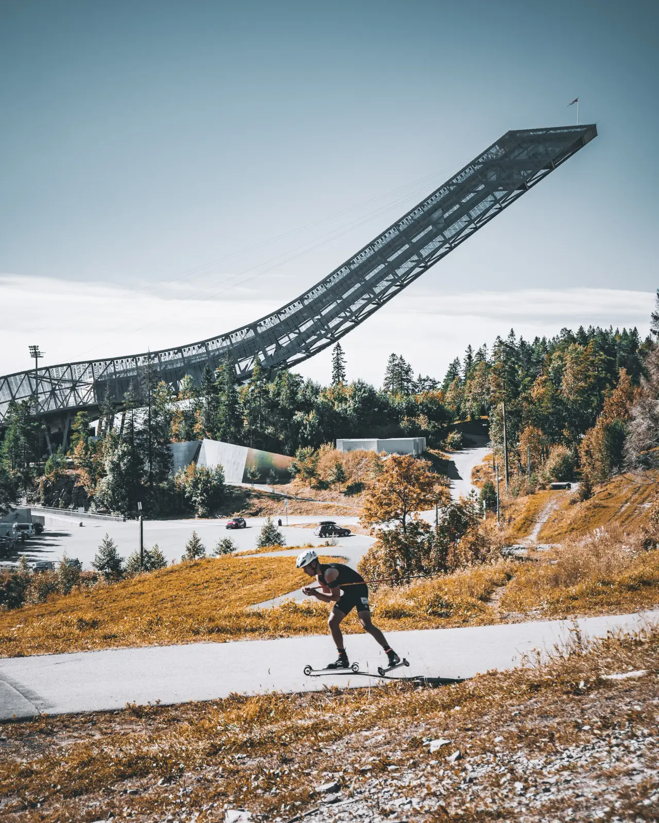 Langrennsløper på rulleski i Holmenkollen
