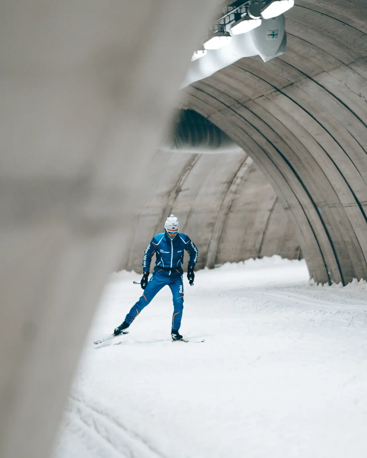 Langrennsløper i skitunnel