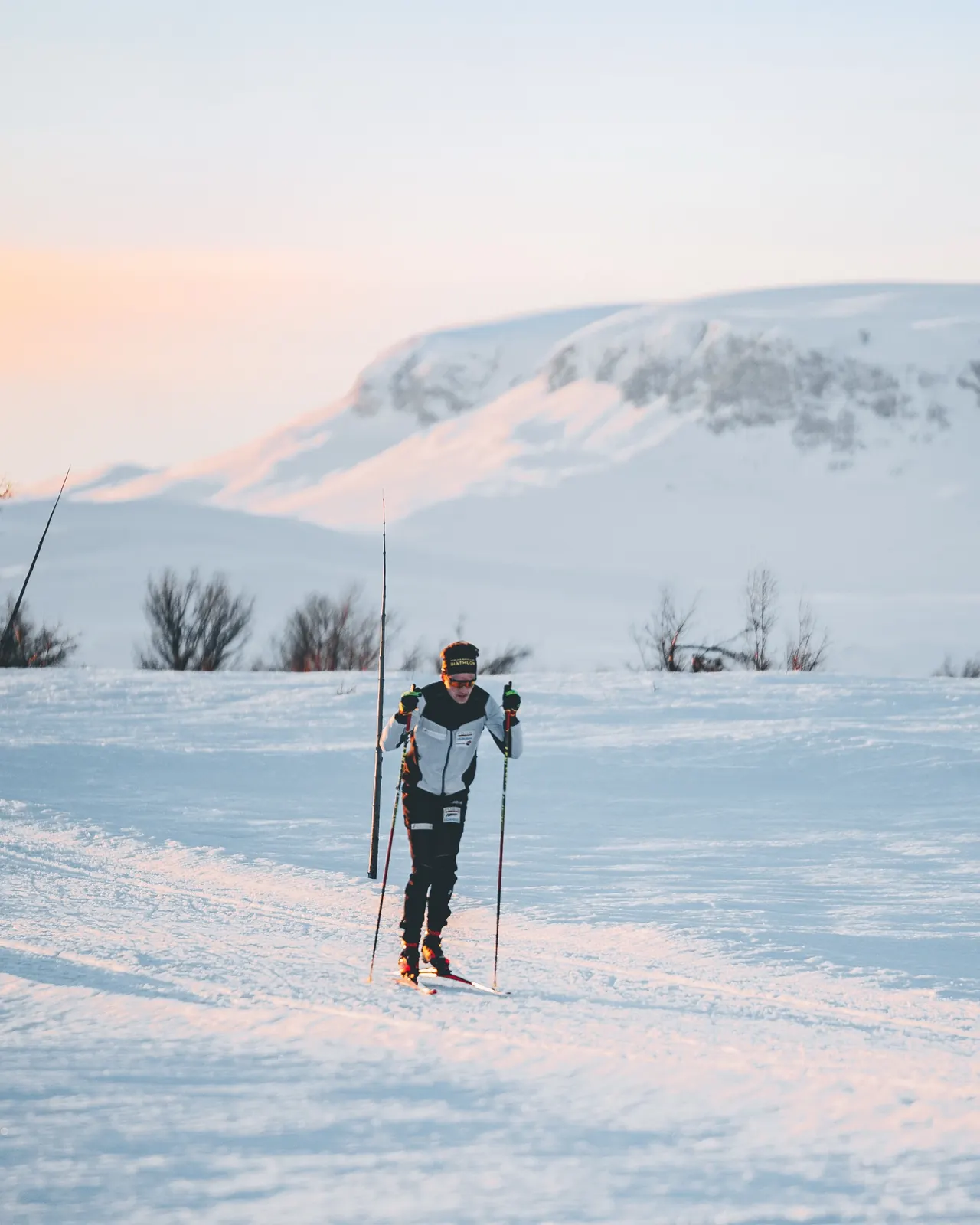 Skiløper i solnedgang på fjellet